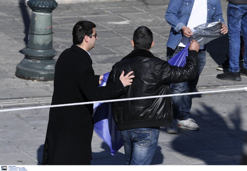 Παρέλαση στην Αθήνα: Αστυνομικοί απομάκρυναν πολίτη από την πλατεία Συντάγματος [εικόνες] | iefimerida.gr 2