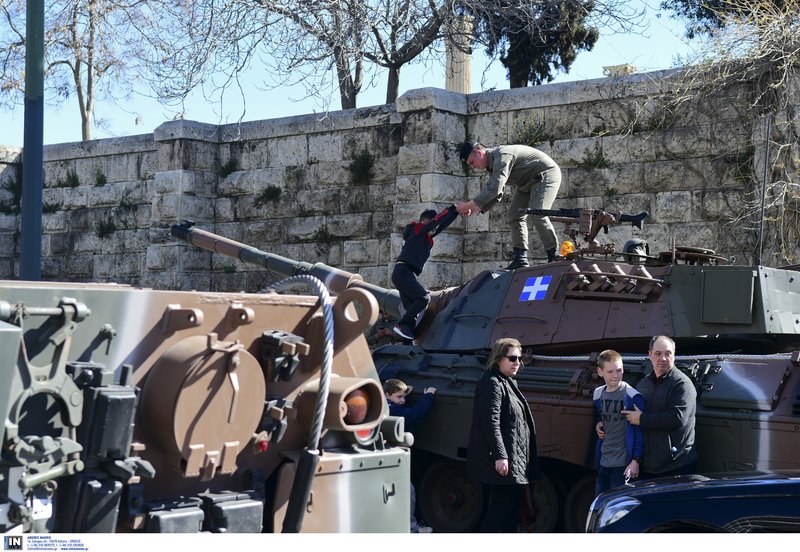Τα κορίτσια του στρατού, τα φιλιά στους στρατιώτες, οι selfies με τα άρματα μάχης -Τα παραλειπόμενα της παρέλασης σε 50 φωτό [εικόνες] | iefimerida.gr 45
