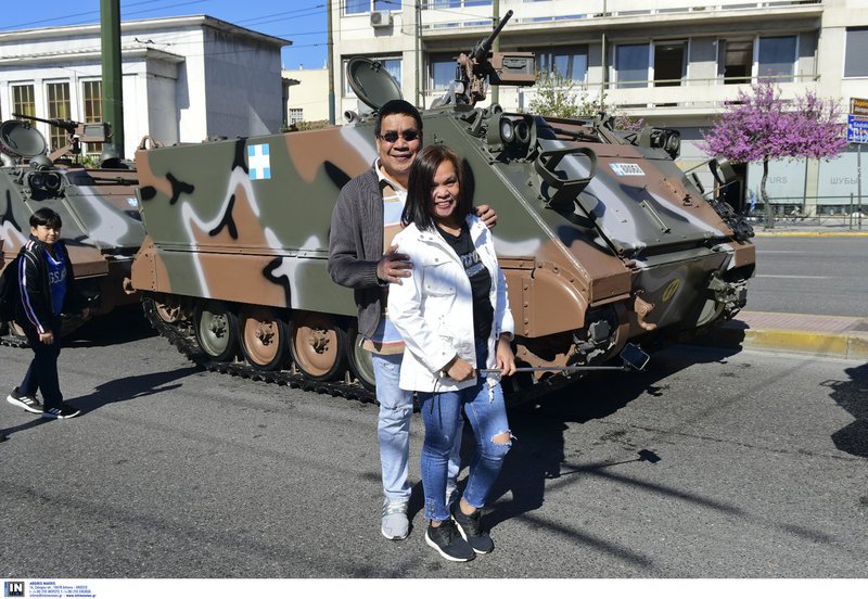 Selfie stick για φωτογραφία με τα στρατιωτικά οχήματα.