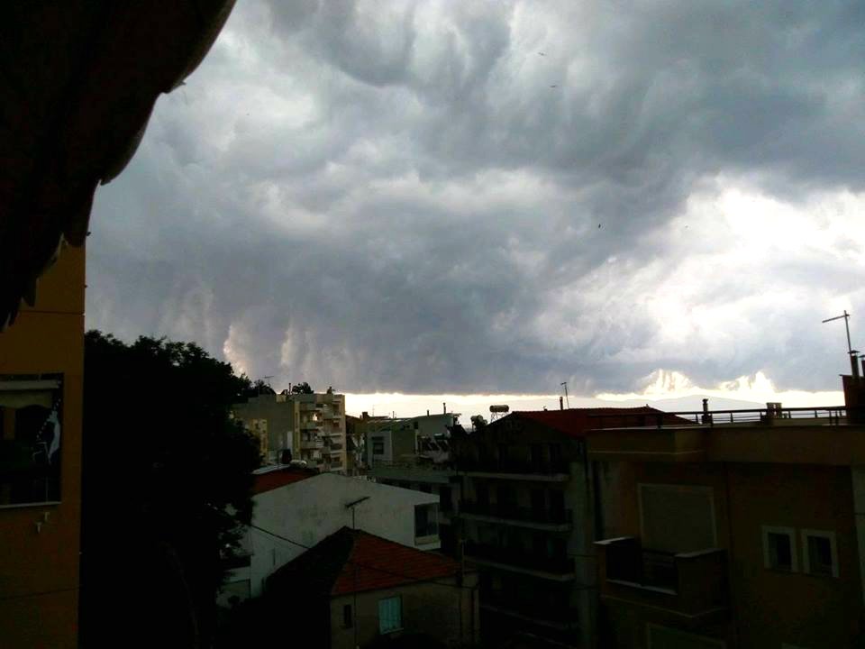 Εντυπωσιακές εικόνες από τα σύννεφα σαν σε... θρίλερ που σχηματίστηκαν στη Β. Ελλάδα [εικόνες] | iefimerida.gr 5