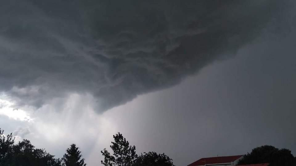 Εντυπωσιακές εικόνες από τα σύννεφα σαν σε... θρίλερ που σχηματίστηκαν στη Β. Ελλάδα [εικόνες] | iefimerida.gr 7