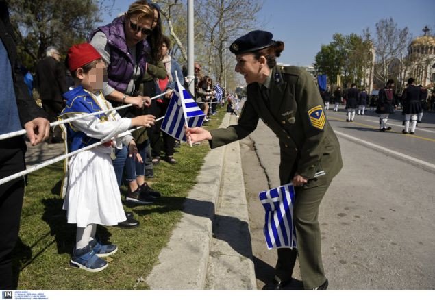 Τα κορίτσια του στρατού, τα φιλιά στους στρατιώτες, οι selfies με τα άρματα μάχης -Τα παραλειπόμενα της παρέλασης σε 50 φωτό [εικόνες] | iefimerida.gr 40