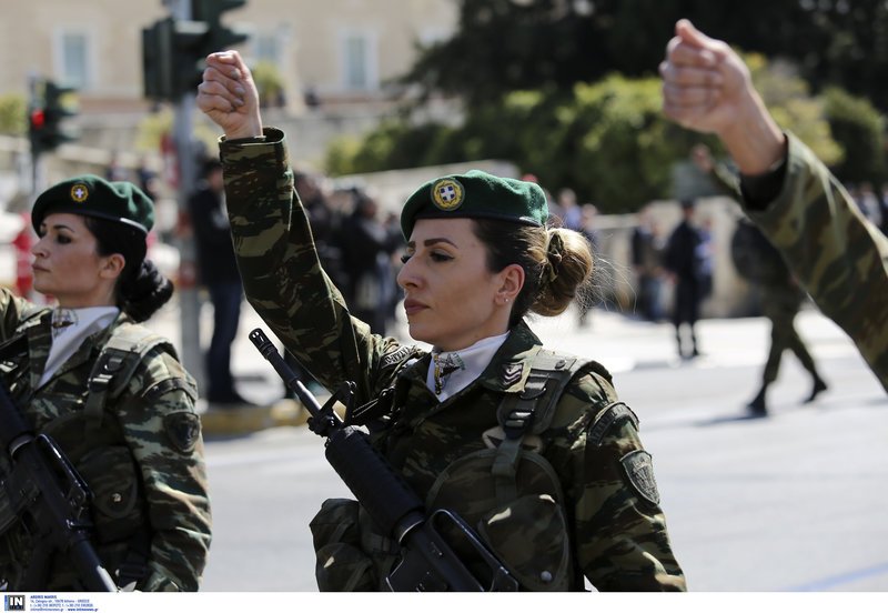 Και με το αυτόματο όπλο στην αγκαλιά.