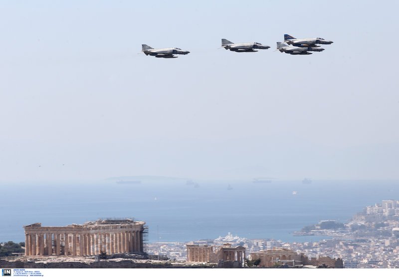 Στρατιωτικά αεροσκάφη πάνω από την Ακρόπολη.