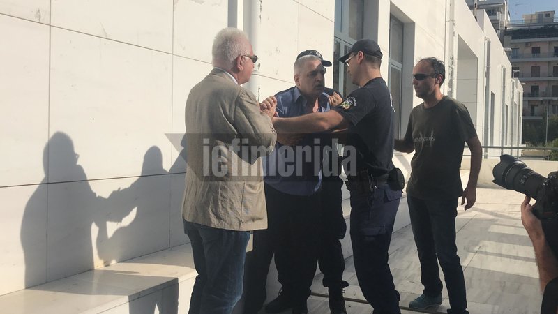Οι αστυνομικοί προσπαθούν να συγκρατήσουν τον Κώστα Ζέμπερη.