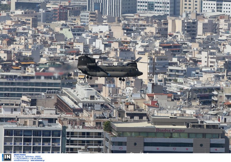 Τα κορίτσια του στρατού, τα φιλιά στους στρατιώτες, οι selfies με τα άρματα μάχης -Τα παραλειπόμενα της παρέλασης σε 50 φωτό [εικόνες] | iefimerida.gr 26