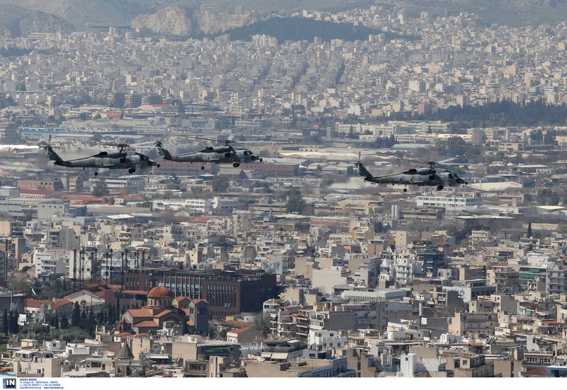 Τα κορίτσια του στρατού, τα φιλιά στους στρατιώτες, οι selfies με τα άρματα μάχης -Τα παραλειπόμενα της παρέλασης σε 50 φωτό [εικόνες] | iefimerida.gr 24