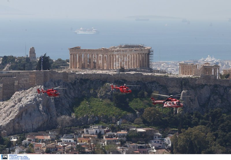 Τα κορίτσια του στρατού, τα φιλιά στους στρατιώτες, οι selfies με τα άρματα μάχης -Τα παραλειπόμενα της παρέλασης σε 50 φωτό [εικόνες] | iefimerida.gr 25