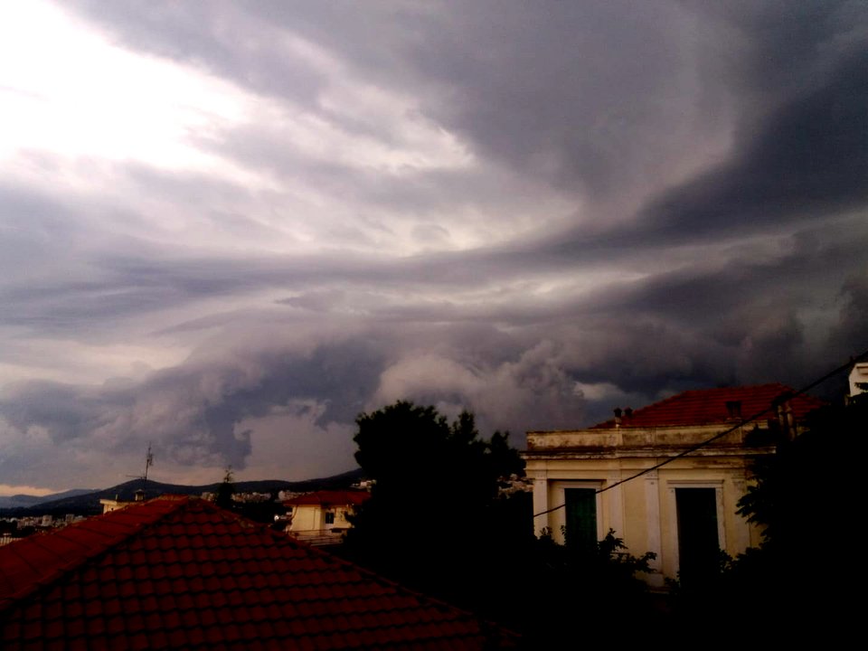 Εντυπωσιακές εικόνες από τα σύννεφα σαν σε... θρίλερ που σχηματίστηκαν στη Β. Ελλάδα [εικόνες] | iefimerida.gr 8