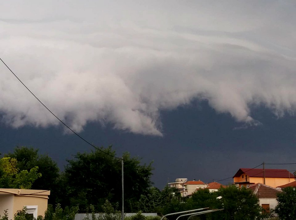 Εντυπωσιακές εικόνες από τα σύννεφα σαν σε... θρίλερ που σχηματίστηκαν στη Β. Ελλάδα [εικόνες] | iefimerida.gr 9