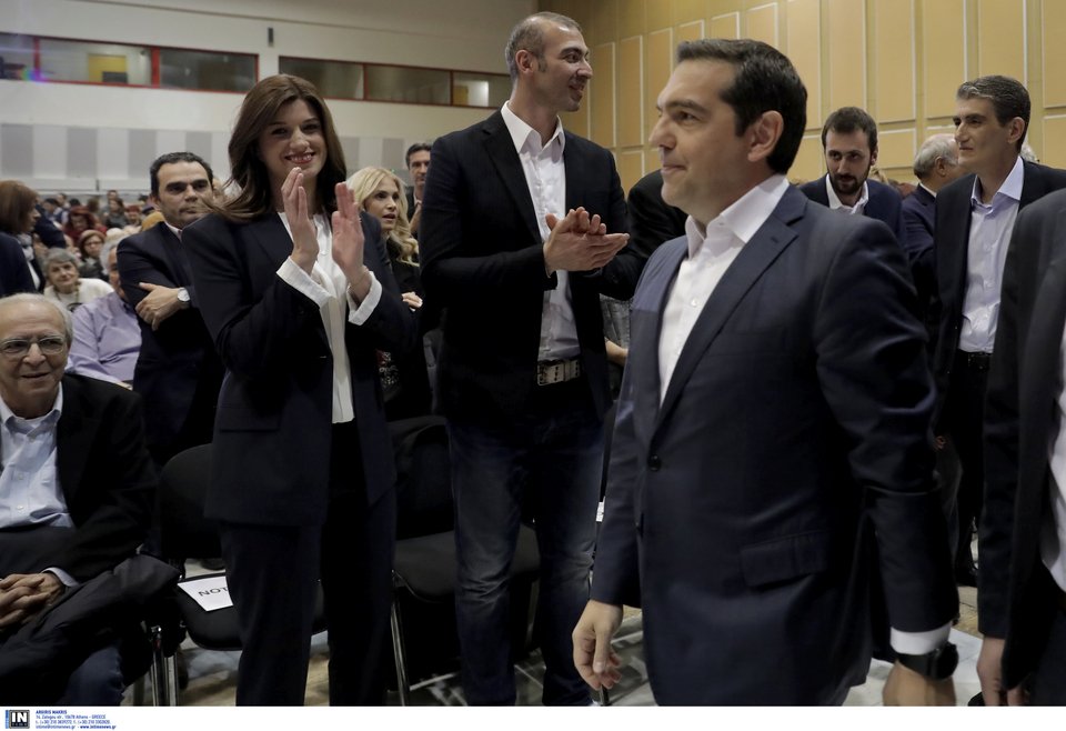 Η Κατερίνα Νοτοπούλου χειροκροτεί τον Αλέξη Τσίπρα