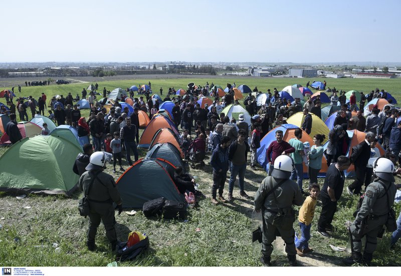 Περίπου 300 πρόσφυγες με τις οικογένειές τους διαμαρτύρονται στα Διαβατά