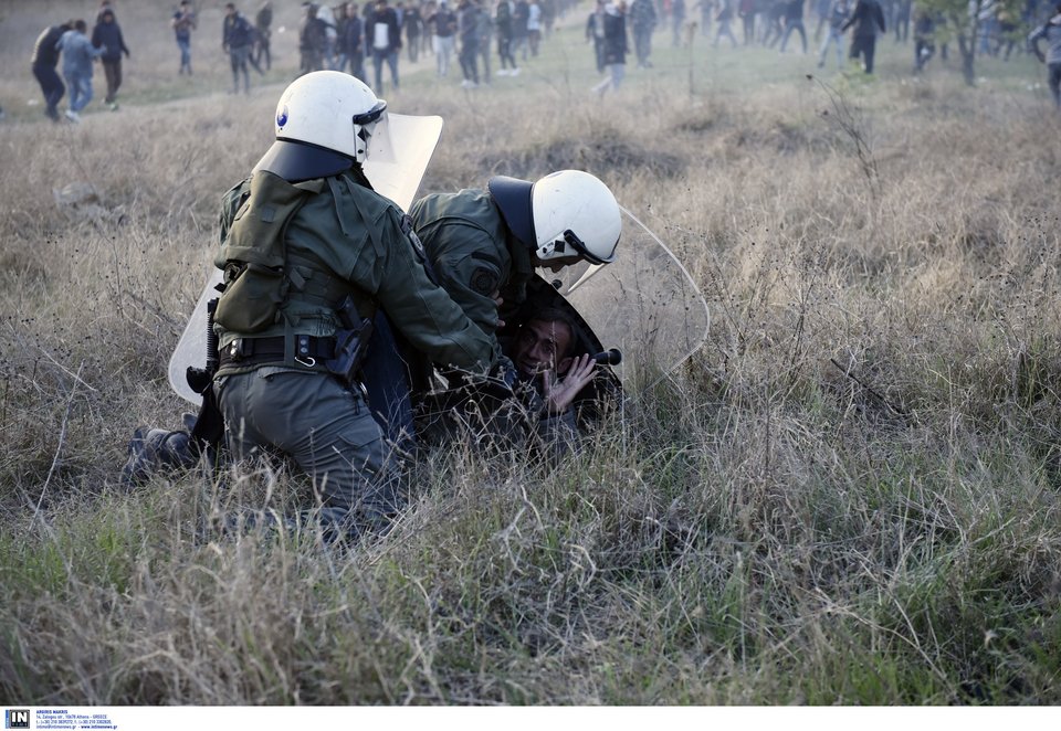 Διαβατά: Χημικά και πετροπόλεμος μεταξύ ΜΑΤ και προσφύγων -Τραυματίστηκε αστυνομικός [εικόνες & βίντεο] | iefimerida.gr 1