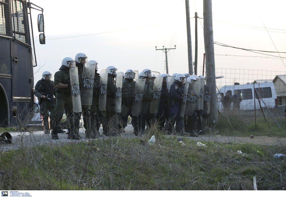 Διαβατά: Χημικά και πετροπόλεμος μεταξύ ΜΑΤ και προσφύγων -Τραυματίστηκε αστυνομικός [εικόνες & βίντεο] | iefimerida.gr 0