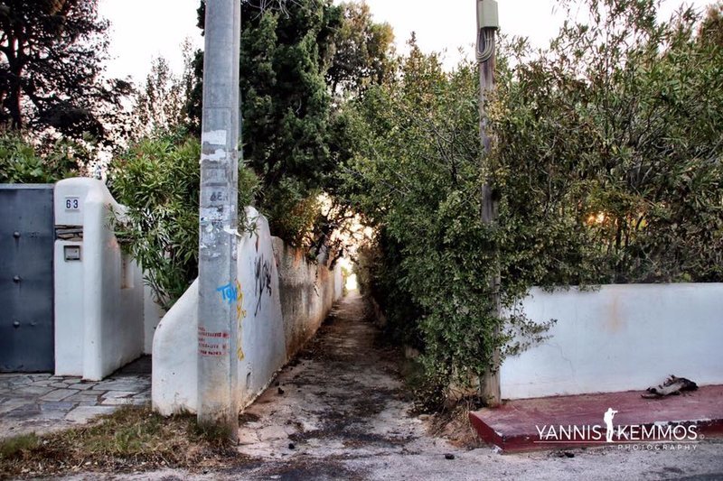 Φωτογράφος αποκάλυψε τα πολύ στενά δρομάκια στο Μάτι που δεν βρήκαν οι κάτοικοι την ώρα της φωτιάς [εικόνες] | iefimerida.gr 1