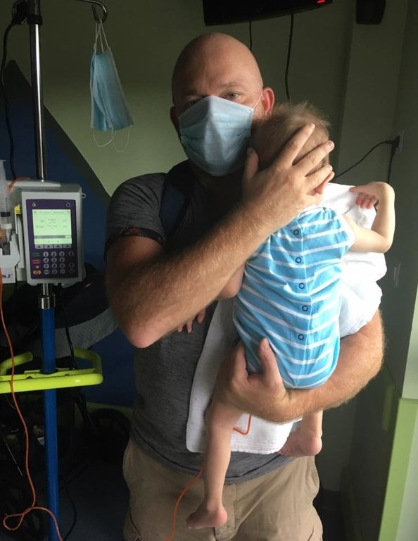 Ο ηθοποιός Κωνσταντίνος Κρόμπας πήγε στο μωρό με τον καρκίνο στο κεφάλι, που έλεγαν ότι ήταν fake news | iefimerida.gr 0