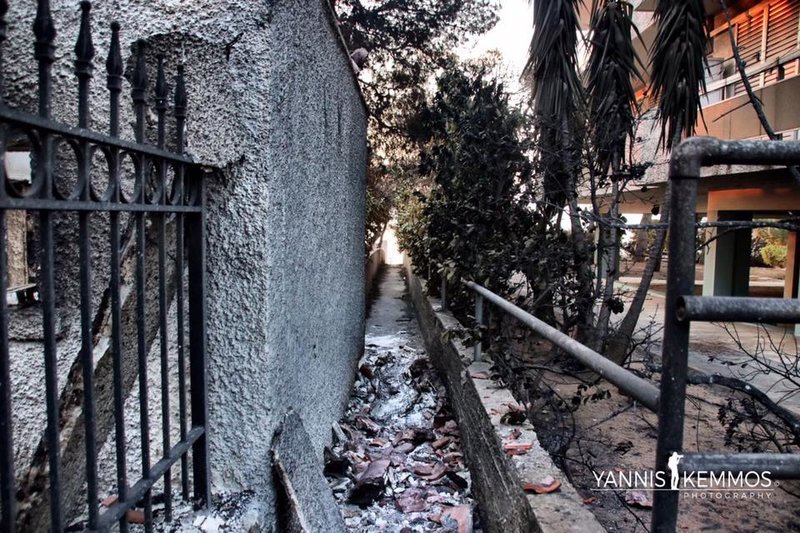 Φωτογράφος αποκάλυψε τα πολύ στενά δρομάκια στο Μάτι που δεν βρήκαν οι κάτοικοι την ώρα της φωτιάς [εικόνες] | iefimerida.gr 0
