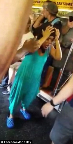 Γυναίκα πετάει γρύλους & σκουλήκια στο μετρό της Νέας Υόρκης και προκαλεί χάος [εικόνες&βίντεο] | iefimerida.gr 1