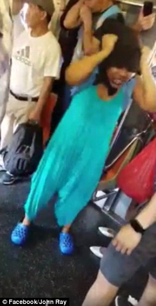 Γυναίκα πετάει γρύλους & σκουλήκια στο μετρό της Νέας Υόρκης και προκαλεί χάος [εικόνες&βίντεο] | iefimerida.gr 2