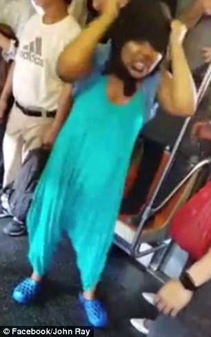 Γυναίκα πετάει γρύλους & σκουλήκια στο μετρό της Νέας Υόρκης και προκαλεί χάος [εικόνες&βίντεο] | iefimerida.gr 0