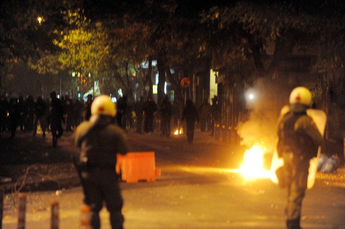 Κλεφτοπόλεμος ΜΑΤ-Κουκουλοφόρων στα Εξάρχεια [εικόνες & βίντεο] | iefimerida.gr 14