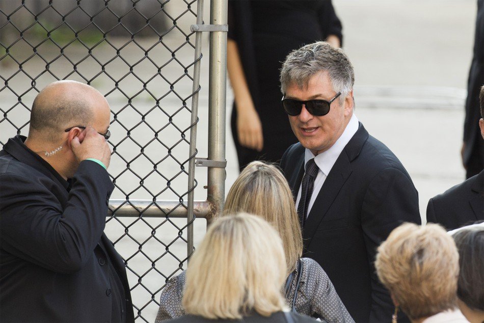 Ποτάμια δάκρυα από τους επώνυμους φίλους του στην κηδεία του Τόνι Σοπράνο [εικόνες]  | iefimerida.gr 5