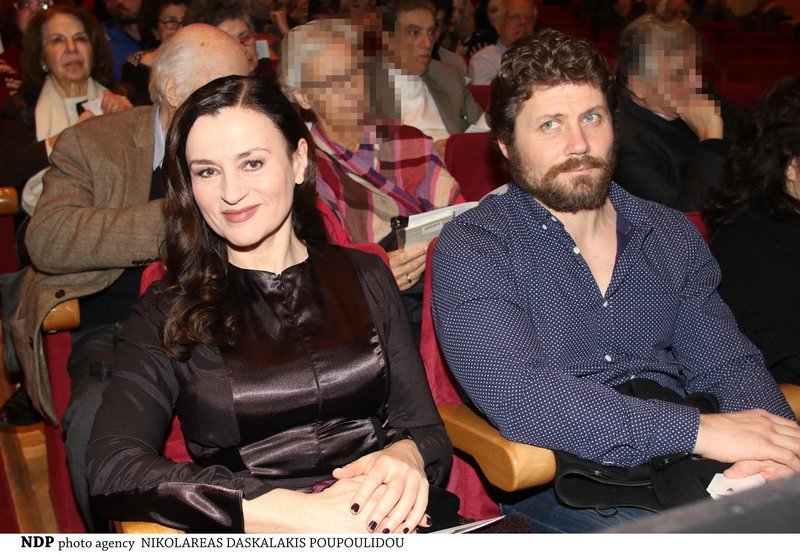 Σπάνια έξοδος για την Καρυοφυλλιά Καραμπέτη και τον κατά 15 χρόνια νεότερο σύντροφό της [εικόνες] | iefimerida.gr 1