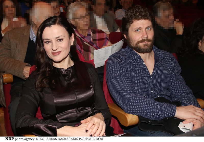 Σπάνια έξοδος για την Καρυοφυλλιά Καραμπέτη και τον κατά 15 χρόνια νεότερο σύντροφό της [εικόνες] | iefimerida.gr 0