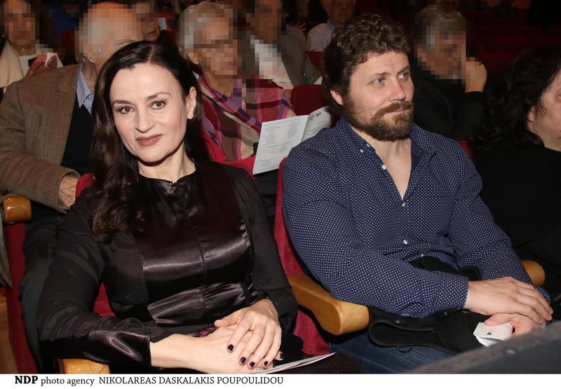 Σπάνια έξοδος για την Καρυοφυλλιά Καραμπέτη και τον κατά 15 χρόνια νεότερο σύντροφό της [εικόνες] | iefimerida.gr 2