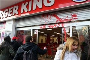 Κατακραυγή: Διευθυντής των Burger King ξυλοκόπησε πεινασμένο αγοράκι | iefimerida.gr 0
