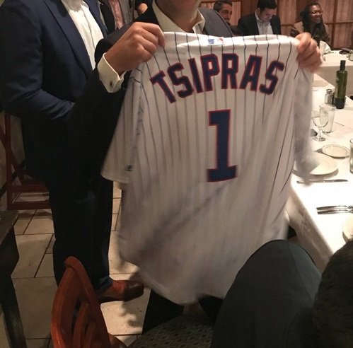 Το δώρο των Ελλήνων ομογενών του Σικάγο στον Αλέξη Τσίπρα [εικόνα] | iefimerida.gr 0