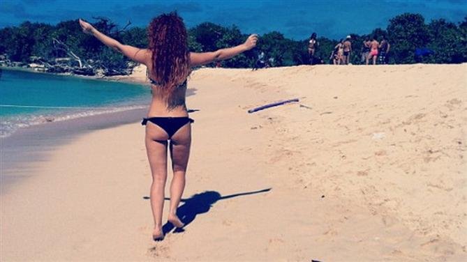 Με μπικίνι στο Πουέρτο Ρίκο ξεπερνάει τον χωρισμό της Ελληνίδα τραγουδίστρια [εικόνες]   | iefimerida.gr 1