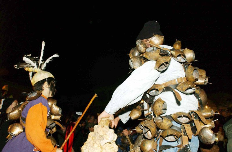 Τσικνοπέμπτη στο Σύνταγμα -Με Κουδουνάτους για να φύγει το κακό [εικόνες & βίντεο] | iefimerida.gr 0