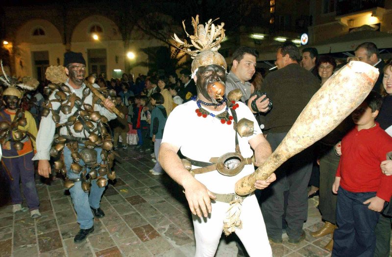 Τσικνοπέμπτη στο Σύνταγμα -Με Κουδουνάτους για να φύγει το κακό [εικόνες & βίντεο] | iefimerida.gr 2