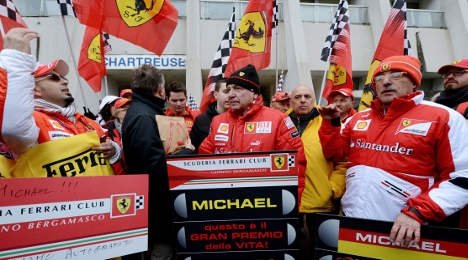 Δεκάδες θαυμαστές του Σουμάχερ έξω από το νοσοκομείο -Συγκινητική συγκέντρωση για τα γενέθλιά του [εικόνες & βίντεο] | iefimerida.gr 0