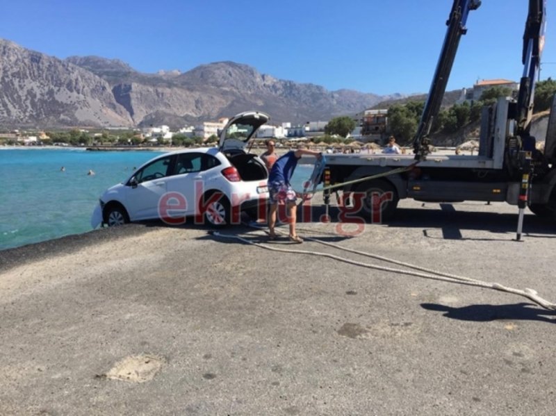 Κρήτη: Αυτοκίνητο έπεσε στη θάλασσα -Ο οδηγός έβαλε πρώτη αντί για όπισθεν [εικόνες] | iefimerida.gr 0