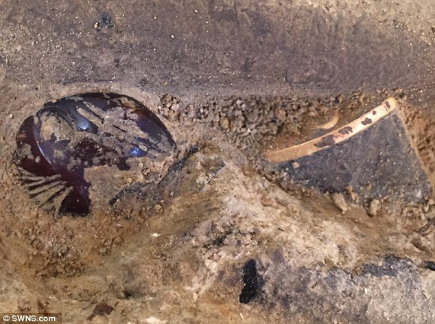 Ο πραγματικός «Αρχοντας των Δαχτυλιδιών» -Τι κρύβει ο 3.500 ετών σπουδαίος τάφος πολεμιστή, γεμάτος με θησαυρούς, στην Πύλο [εικόνες] | iefimerida.gr 13