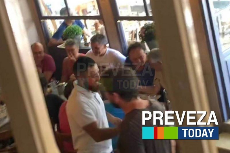 Ο Ευκλείδης Τσακαλώτος φόρεσε t-shirt με τον ίδιο και την Σκάρλετ Γιόχανσον ως... ζευγάρι! [εικόνες & βίντεο] | iefimerida.gr 3