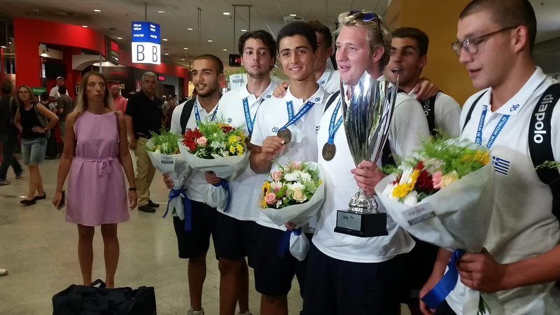 Επέστρεψαν στην Ελλάδα οι Παγκόσμιοι Πρωταθλητές -Αποθέωση στο αεροδρόμιο για την Εθνική Εφήβων πόλο [εικόνες & βίντεο] | iefimerida.gr 5