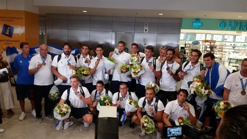 Επέστρεψαν στην Ελλάδα οι Παγκόσμιοι Πρωταθλητές -Αποθέωση στο αεροδρόμιο για την Εθνική Εφήβων πόλο [εικόνες & βίντεο] | iefimerida.gr 4