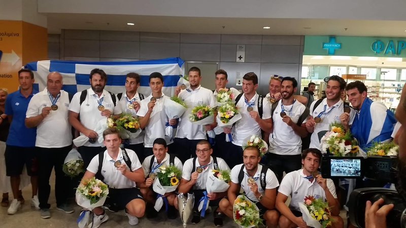 Επέστρεψαν στην Ελλάδα οι Παγκόσμιοι Πρωταθλητές -Αποθέωση στο αεροδρόμιο για την Εθνική Εφήβων πόλο [εικόνες & βίντεο] | iefimerida.gr 3