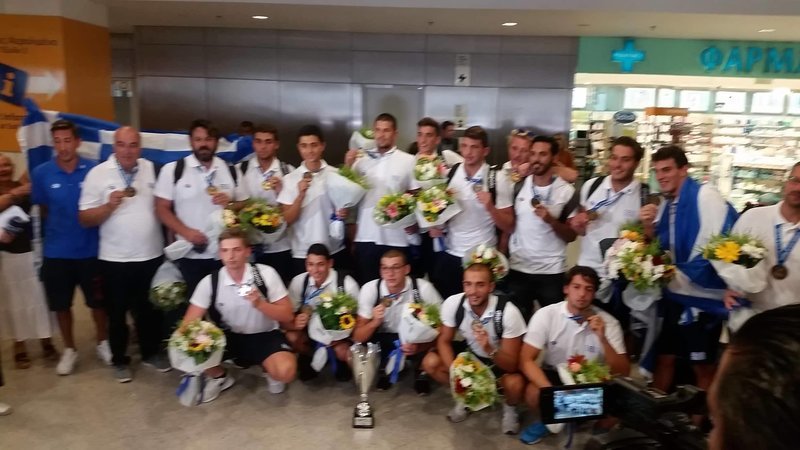 Επέστρεψαν στην Ελλάδα οι Παγκόσμιοι Πρωταθλητές -Αποθέωση στο αεροδρόμιο για την Εθνική Εφήβων πόλο [εικόνες & βίντεο] | iefimerida.gr 2