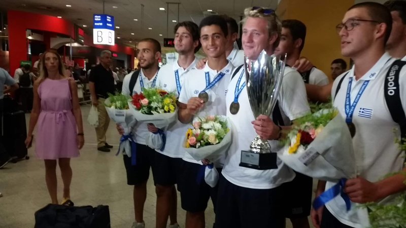 Επέστρεψαν στην Ελλάδα οι Παγκόσμιοι Πρωταθλητές -Αποθέωση στο αεροδρόμιο για την Εθνική Εφήβων πόλο [εικόνες & βίντεο] | iefimerida.gr 1