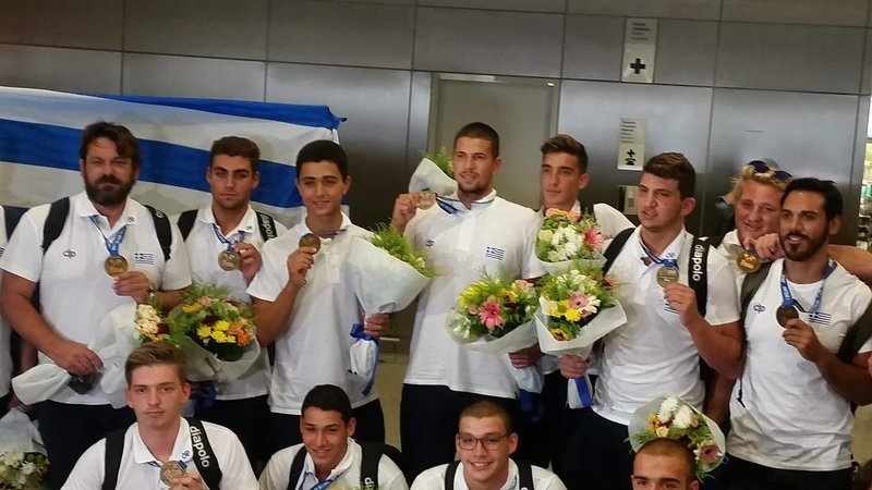 Επέστρεψαν στην Ελλάδα οι Παγκόσμιοι Πρωταθλητές -Αποθέωση στο αεροδρόμιο για την Εθνική Εφήβων πόλο [εικόνες & βίντεο] | iefimerida.gr 0