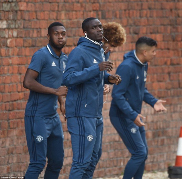 Ο Μουρίνιο έβαλε τους παίκτες του να κάνουν προθέρμανση σε... πάρκινγκ [εικόνες] | iefimerida.gr 1