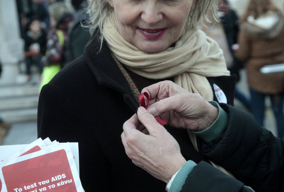 Πώς η διπλωμένη κόκκινη κορδέλα έγινε το σύμβολο κατά του Aids [εικόνες] | iefimerida.gr 0