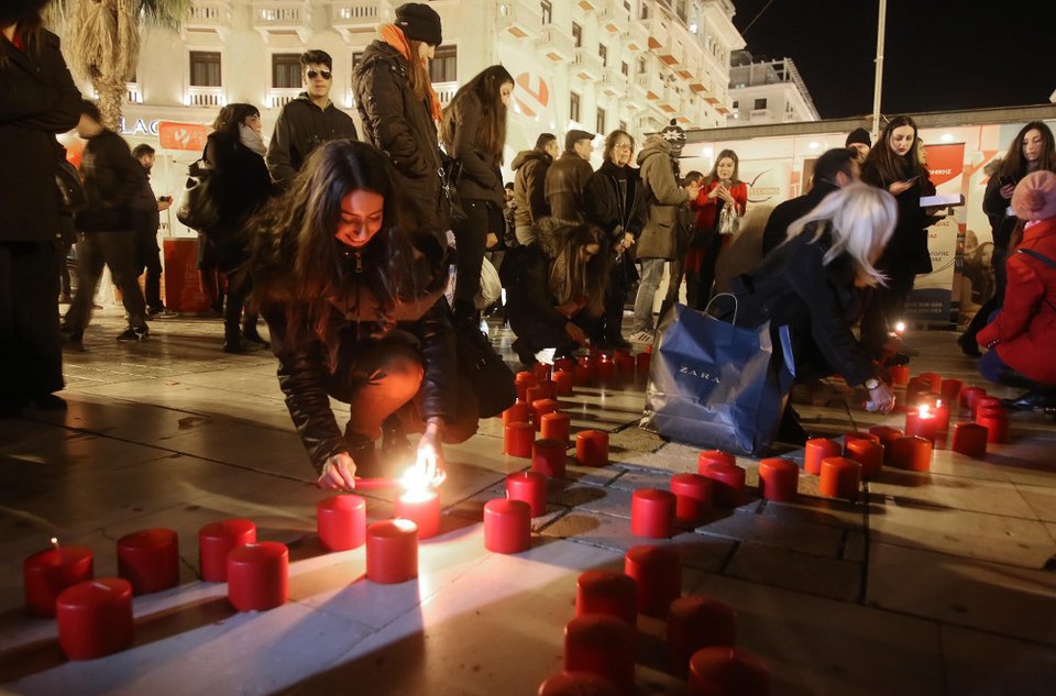 Πώς η διπλωμένη κόκκινη κορδέλα έγινε το σύμβολο κατά του Aids [εικόνες] | iefimerida.gr 3