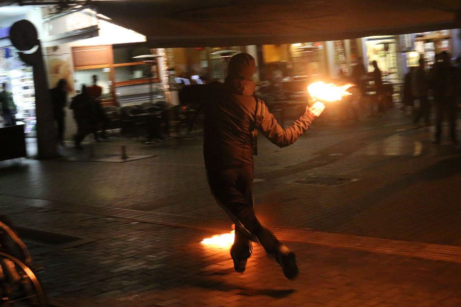 Ηράκλειο: Πετροπόλεμος και επεισόδια μετά την πορεία στη μνήμη του  Γρηγορόπουλου [εικόνες] 	 | iefimerida.gr 0