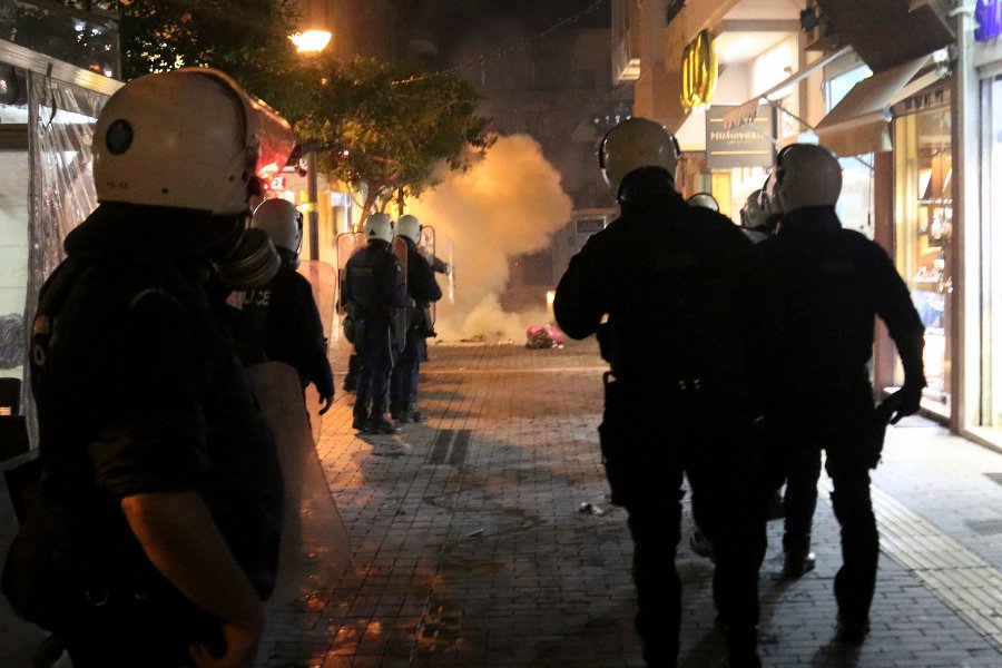 Ηράκλειο: Πετροπόλεμος και επεισόδια μετά την πορεία στη μνήμη του  Γρηγορόπουλου [εικόνες] 	 | iefimerida.gr 1