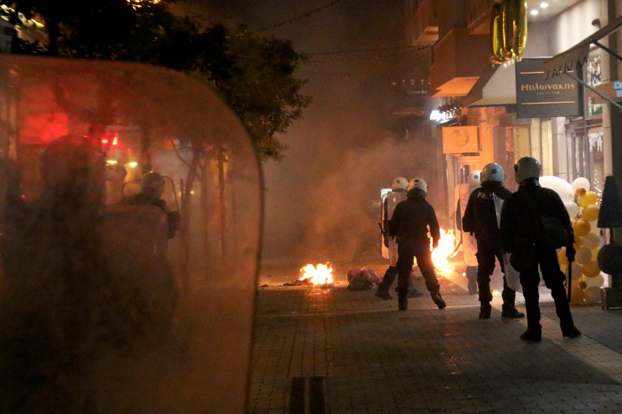 Ηράκλειο: Πετροπόλεμος και επεισόδια μετά την πορεία στη μνήμη του  Γρηγορόπουλου [εικόνες] 	 | iefimerida.gr 2